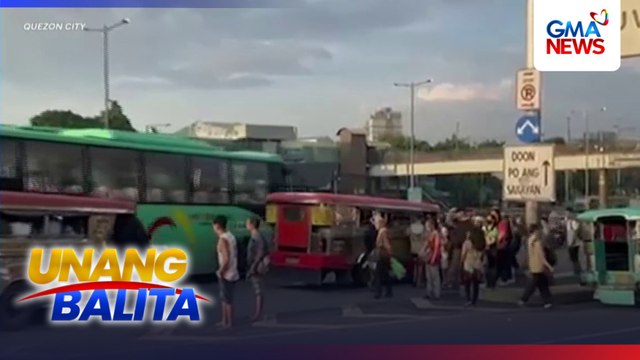 Mga commuter sa Commonwealth Ave., nahirapang makasakay papasok sa trabaho at eskuwela dahil sa masamang panahon | Unang Balita