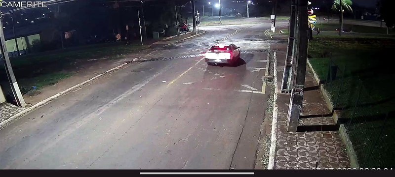 Câmeras flagram caminhonete atingida por trem em Jandaia do Sul