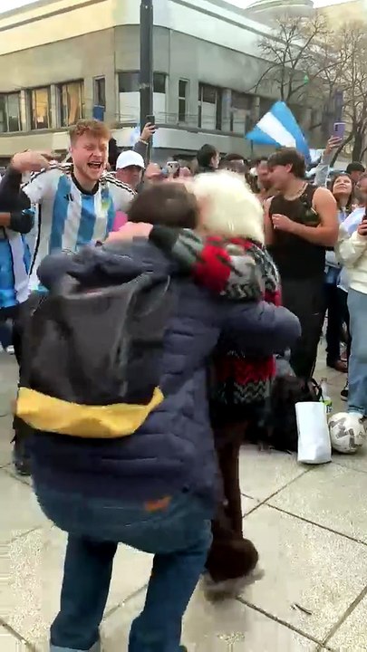 La "abuela copera" se sumó a los festejos albicelestes tras la remontada histórica de la Selección