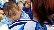 Un platense le propuso casamiento a su novia con su hijo en brazos en medio de los festejos platenses por el triunfo argentino