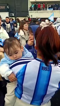 Un platense le propuso casamiento a su novia con su hijo en brazos en medio de los festejos platenses por el triunfo argentino