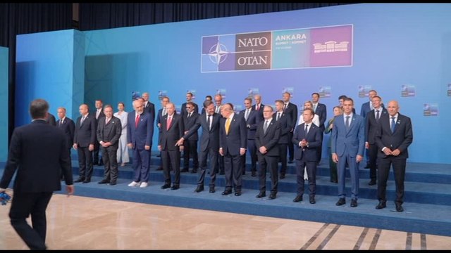 Vertice Nato, la foto di famiglia dei leader: Meloni dietro a Sanchez