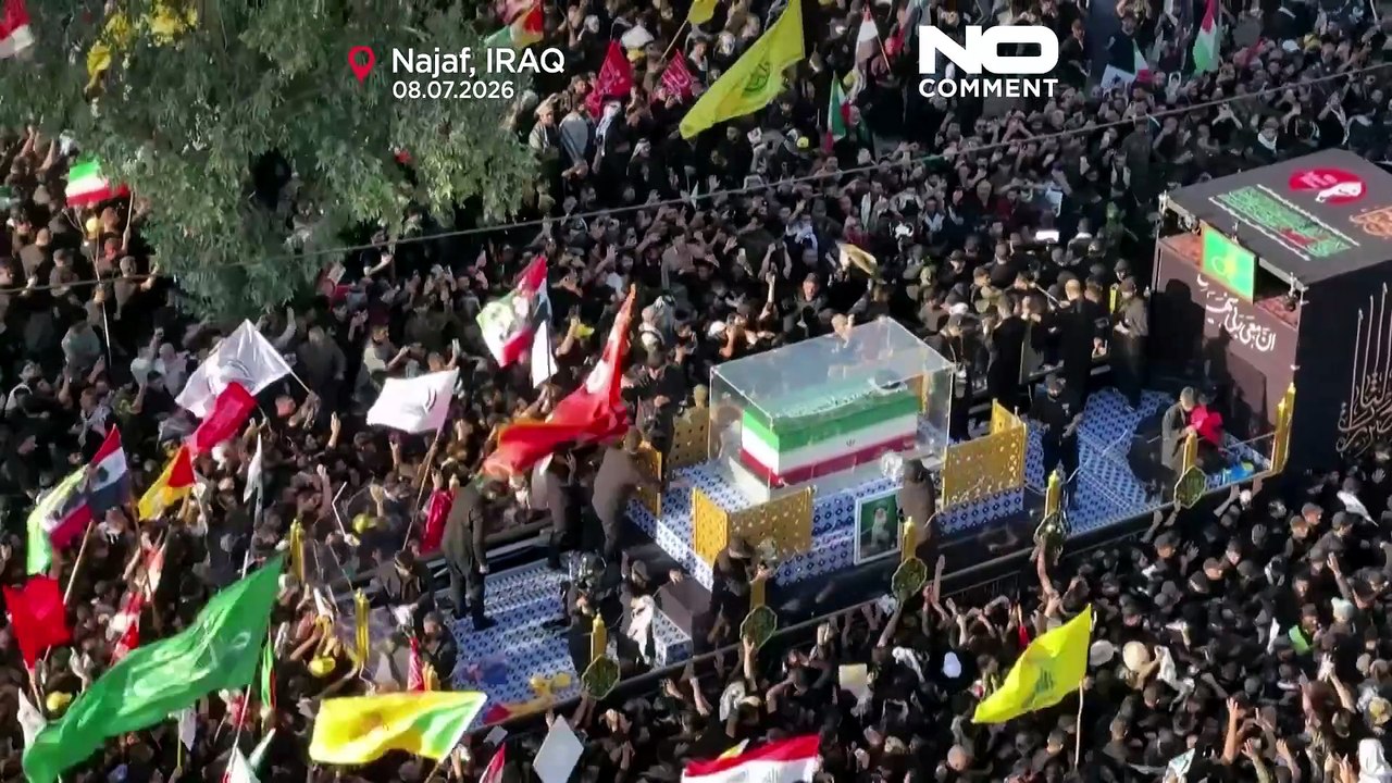 عبور تابوت علی خامنه‌ای از میان هزاران عزادار در شهر مقدس نجف عراق