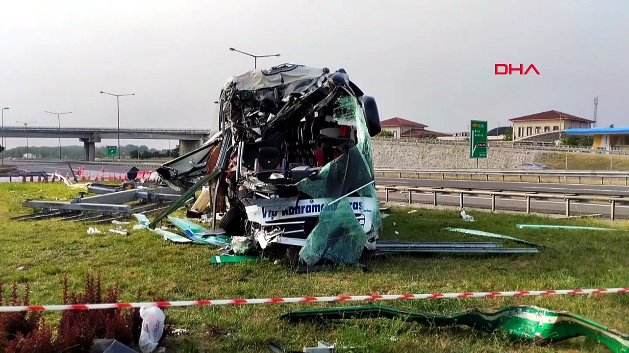Kontrolden çıkan yolcu otobüsü bariyer ve tabelaya çarptı: 15 yaralı
