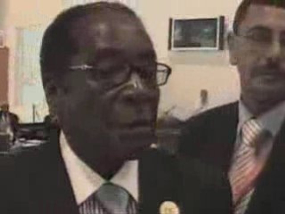Mugabe à l'UA s'emporte contre un journaliste impertinent