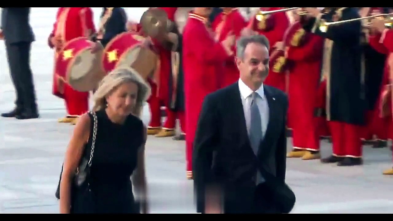 NATO Zirvesi'nde gündem olan görüntü: Miçotakis gelirken Ceddin Deden çaldı