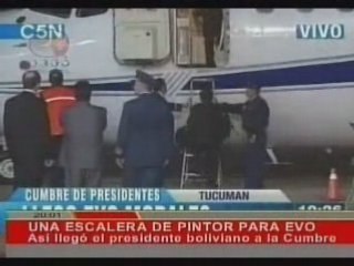 Evo Morales baja del avión con Escalera de Pintor