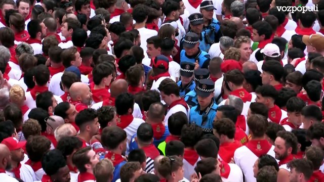 Los toros Cebada Gago protagonizan un rápido segundo encierro con un herido por asta