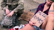 Soldado sorprende a su hermano veterano en situación de calle, ¡su reacción nos hizo llorar!