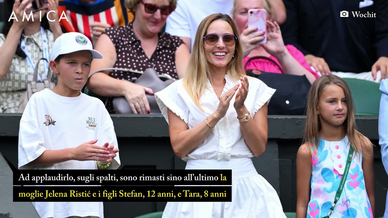 Novak Djokovic, la battuta sui figli e lo sguardo innamorato della moglie Jelena a Wimbledon