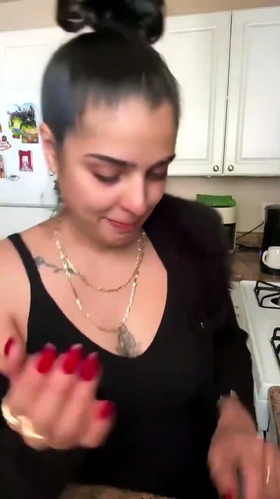 تروي قصص عن حياتها الليلية وشـ*ــــرمطتها في حانات أمريكا