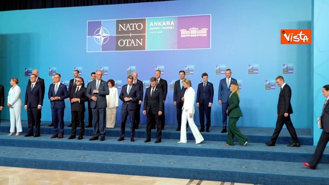 Meloni al vertice Nato di Ankara, la foto di gruppo con i leader dell'Alleanza
