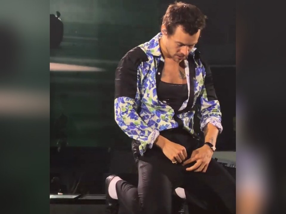 Harry styles passiert peinliche outfit-panne auf der bühne