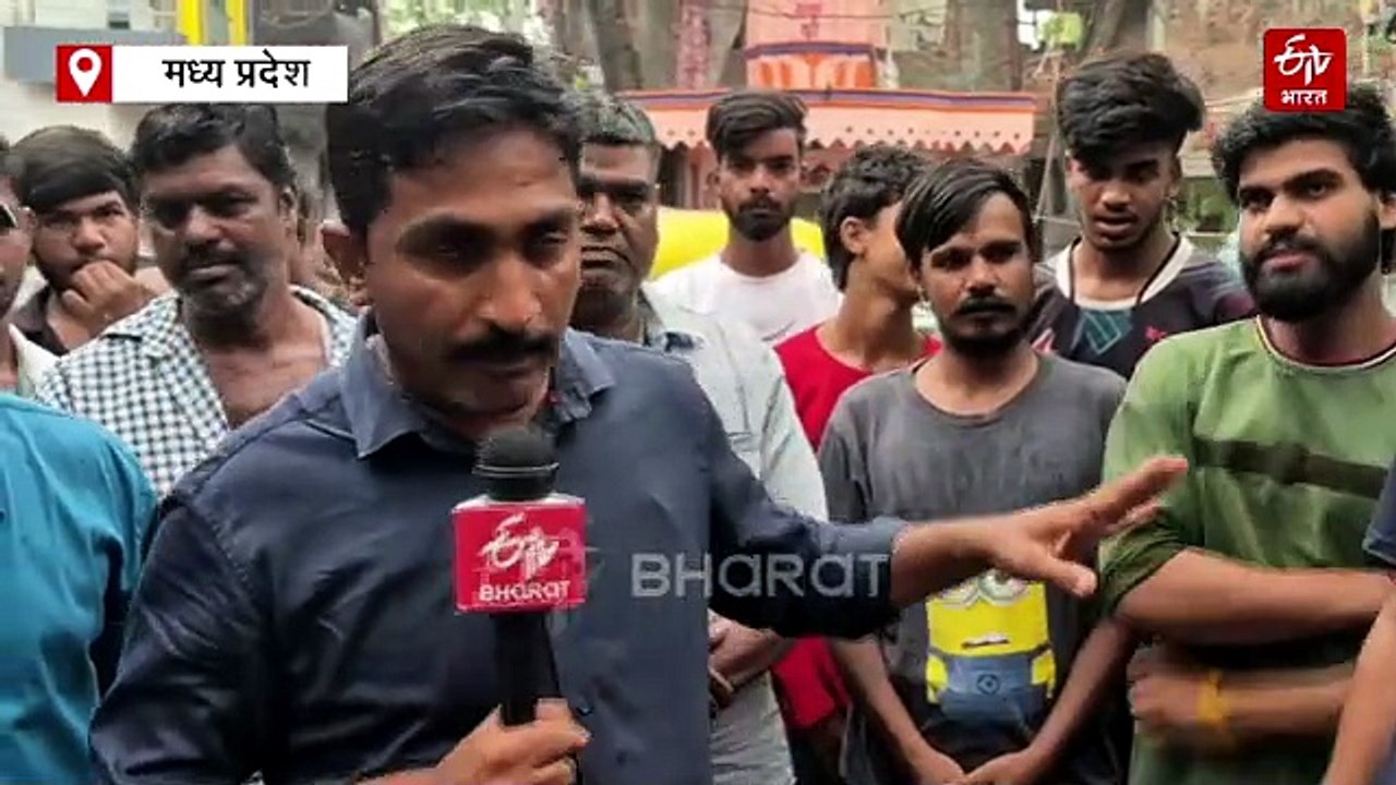 रतलाम में बिजली के खंभे पर टंगे स्मार्ट मीटर, उपभोक्ताओं को मनमाने बिल भेजने का आरोप