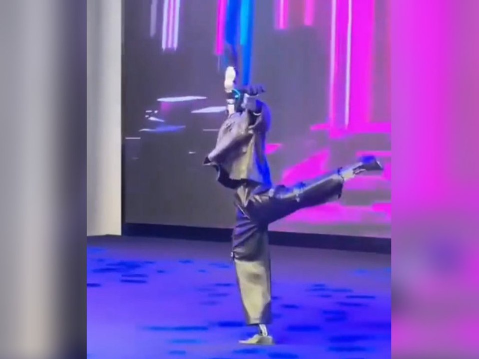 Roboter zeigt elegante Tanzperformance mit unerwartetem Ende