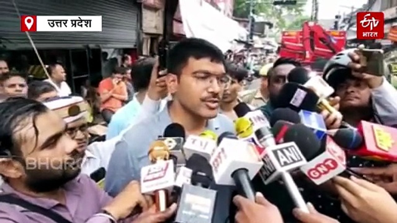 आगरा में सुभाष बाजार में नाले में भरभराकर गिरी...