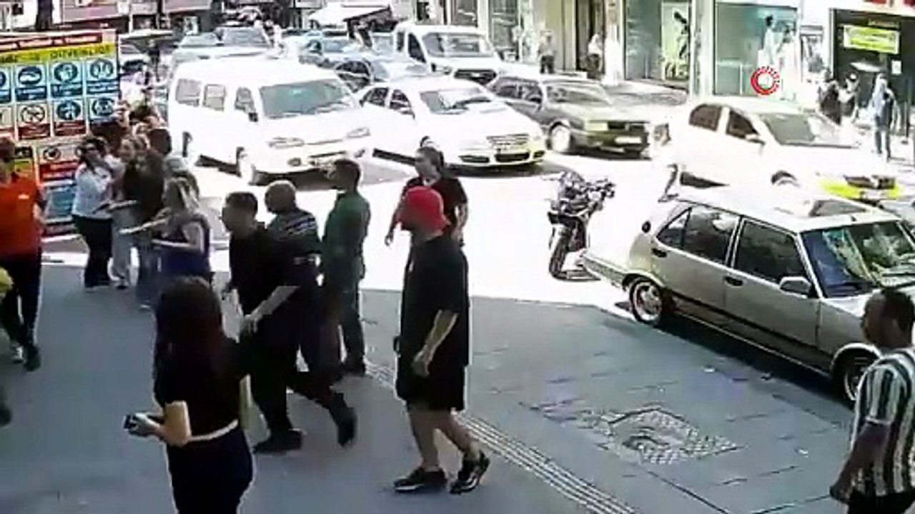 Kaza sonrası çıkan kavgada ortalık savaş alanına döndü: Kadın sürücüyü böyle darp etti