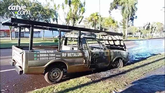 Veículo é tomado pelo fogo na avenida Tancredo Neves em Cascavel