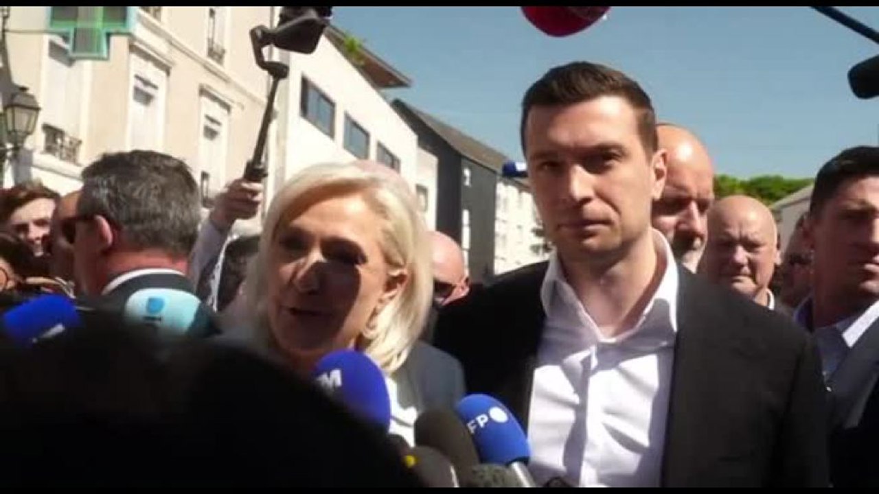 Le Pen apre campagna dal mercato de La Flèche: "Qui ora votano noi"