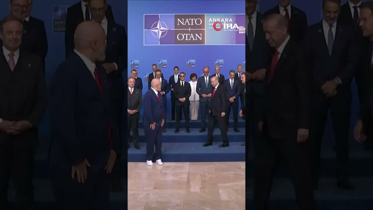 NATO aile fotoğrafında gündem 'ayakkabı' oldu.