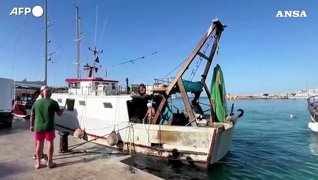Relitti sommersi e mari caldi minacciano i pescatori di Lampedusa