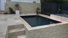 Créer un bassin maçonné de moins de 10 m² dans un jardin en pente avec accès difficile