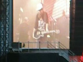 (21.06.08) Parc des Princes  - Tom change de guitare
