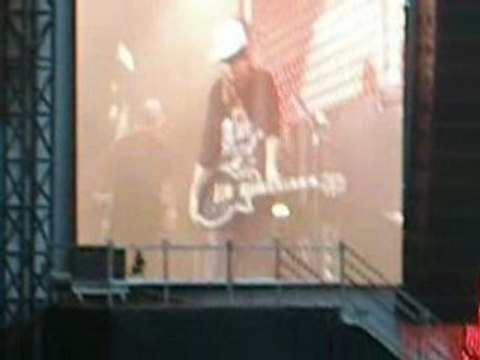 (21.06.08) Parc des Princes - Tom change de guitare
