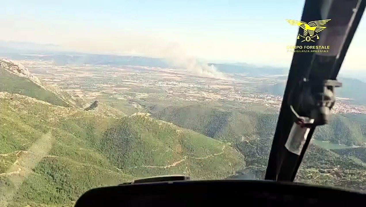 Fiamme nel Sulcis, mezzi aerei in azione nelle campagne di Carbonia