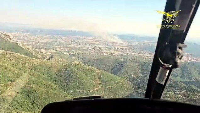 Fiamme nel Sulcis, mezzi aerei in azione nelle campagne di Carbonia