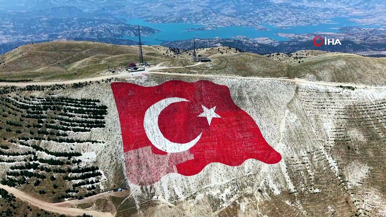 Dünyanın en büyük Türk bayrağı yeniden eski görkemine kavuştu