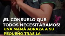 Una mamá abraza a su pequeño tras la eliminación de México del Mundial