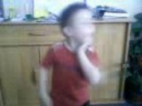 Mon fils de 7 ans qui danse la Tecktonik