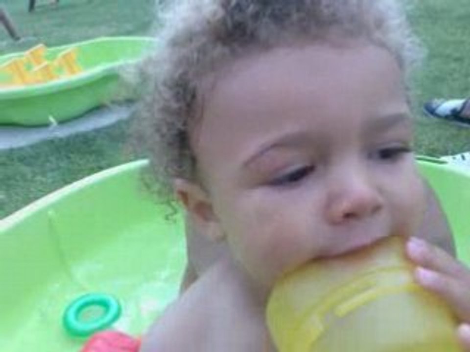 Manon et Clé bain jardin le 01.07.08