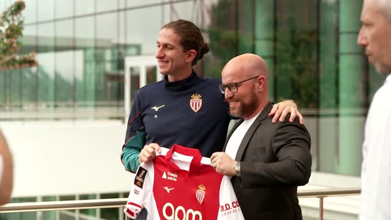 Monaco - Filipe Luis pose avec ses nouvelles couleurs