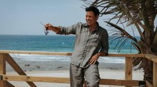 Chayanne regala emotivo momento al liberar tortugas marinas