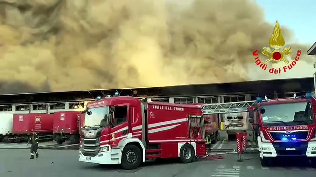 L'incendio al deposito Bartolini a Milano: rumore di esplosioni dall'interno nel video dei Vigili del fuoco