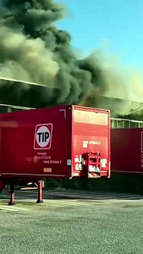 Incendio alla Bartolini a Milano: il video dei primi minuti del rogo che sta distruggendo il deposito in Bovisa