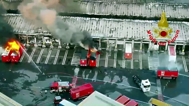Incendio al deposito Bartolini, la nube nera avvolge Milano - Video