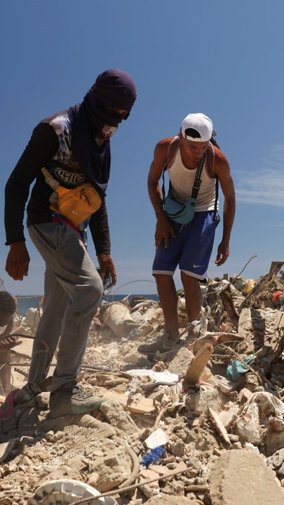 Venezolanos buscan objetos de valor en los escombros para poder vender