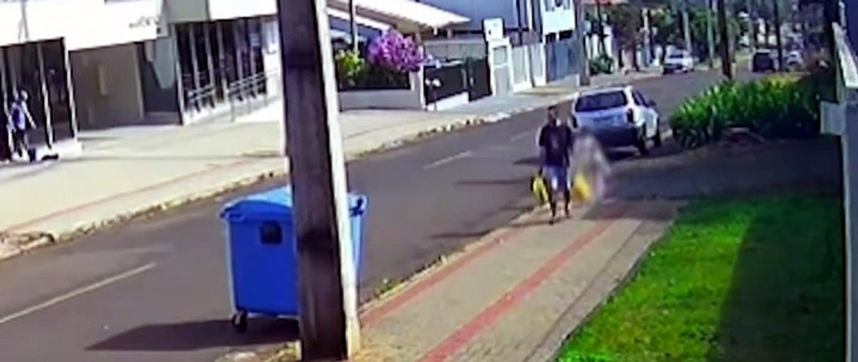 Pai agride filha de 3 anos com chute no rosto e é procurado pela polícia; veja o vídeo