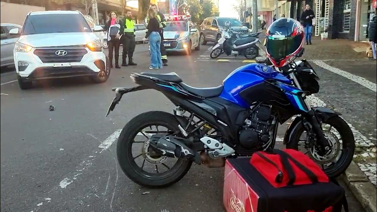 Jovem de 20 anos é a vítima de batida entre moto e carro ao lado da Catedral