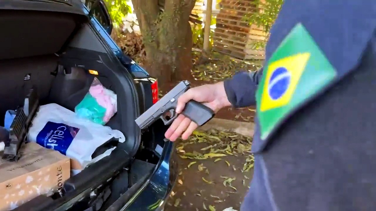 PRF encontra mais de 30 kg de drogas e pistola com kit rajada escondidos em carro na BR-369, em Londrina