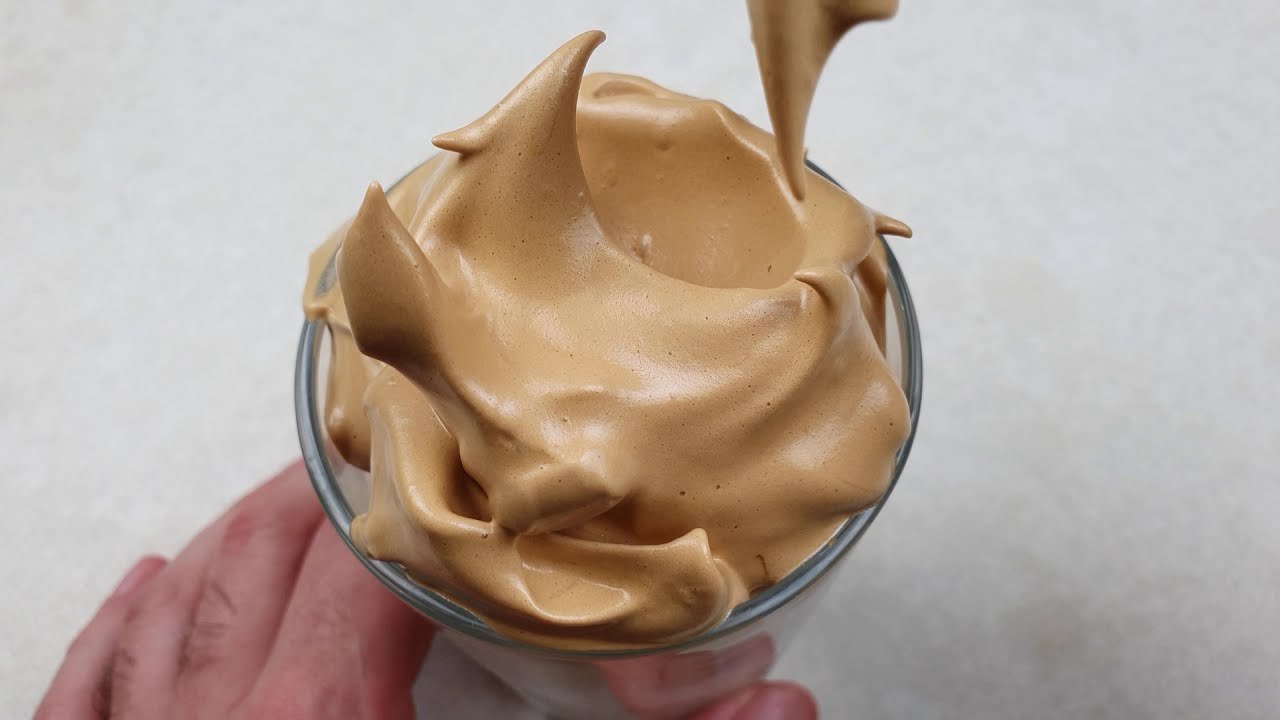 Das einfachste Dalgona Kaffeerezept! Wie man geschlagenen Kaffee macht