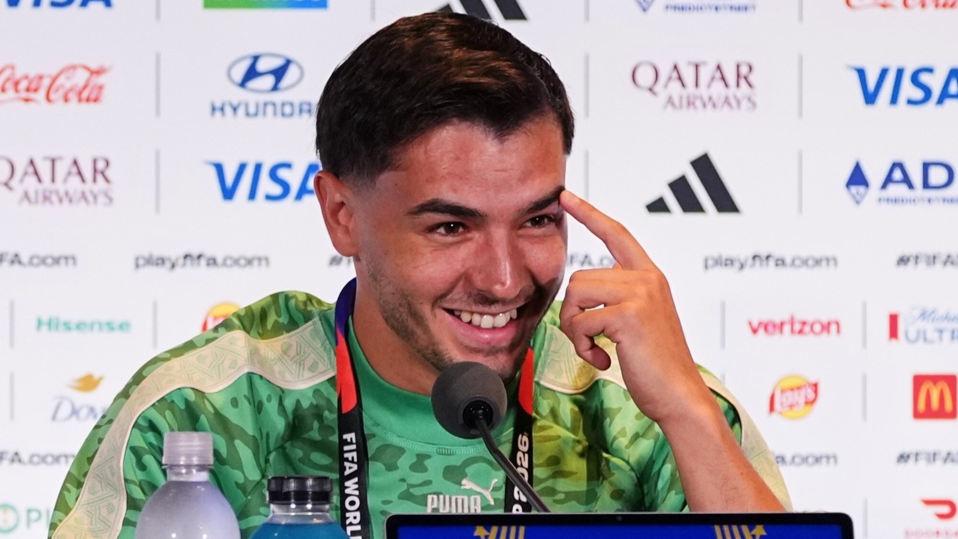 La imperdible reacción de Brahim en rueda de prensa tras... ¡engancharse dos periodistas!