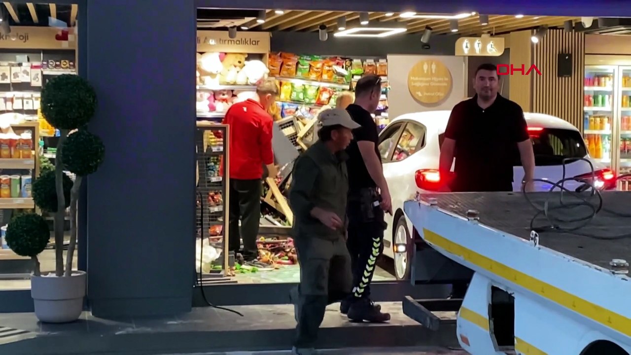 Kontrolden çıkan otomobil akaryakıt istasyonu marketine girdi