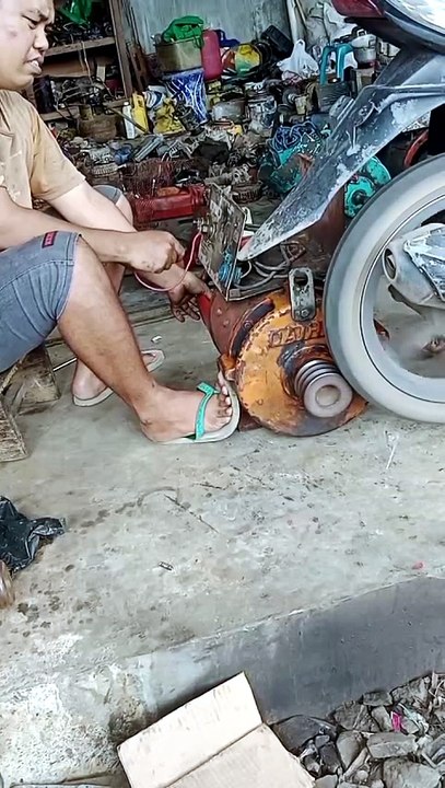 Ingenious Mining Mechanics : Improvised Engine Cranking in Borneo