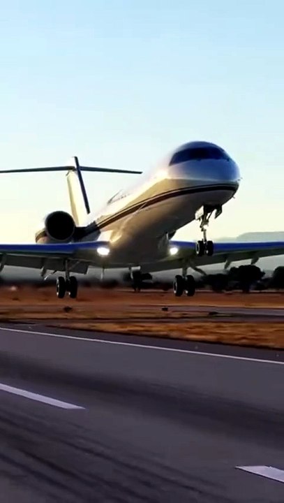 “Runway Chaos in Daylight   Emergency Crews Rush as Plane Slams Down” #EmergencyLanding #AirportDrama #AviationFootage #RunwayChaos #RealLanding