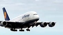 “Runway Chaos in Daylight   Emergency Crews Rush as Plane Slams Down” #EmergencyLanding #AirportDrama #AviationFootage #RunwayChaos #RealLanding