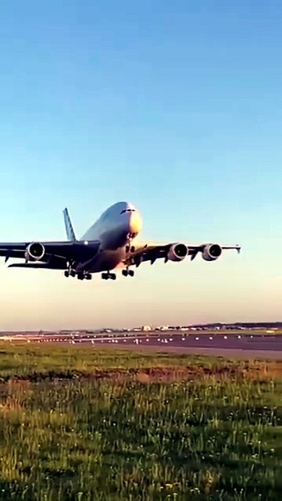 “Runway Chaos in Daylight   Emergency Crews Rush as Plane Slams Down” #EmergencyLanding #AirportDrama #AviationFootage #RunwayChaos #RealLanding